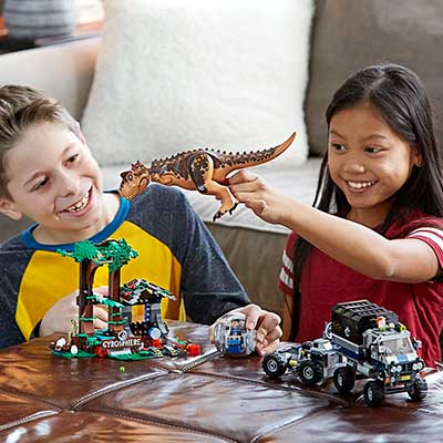 LEGO-Jurassic-WorldEscape-de-Girosfera-niños-jugando